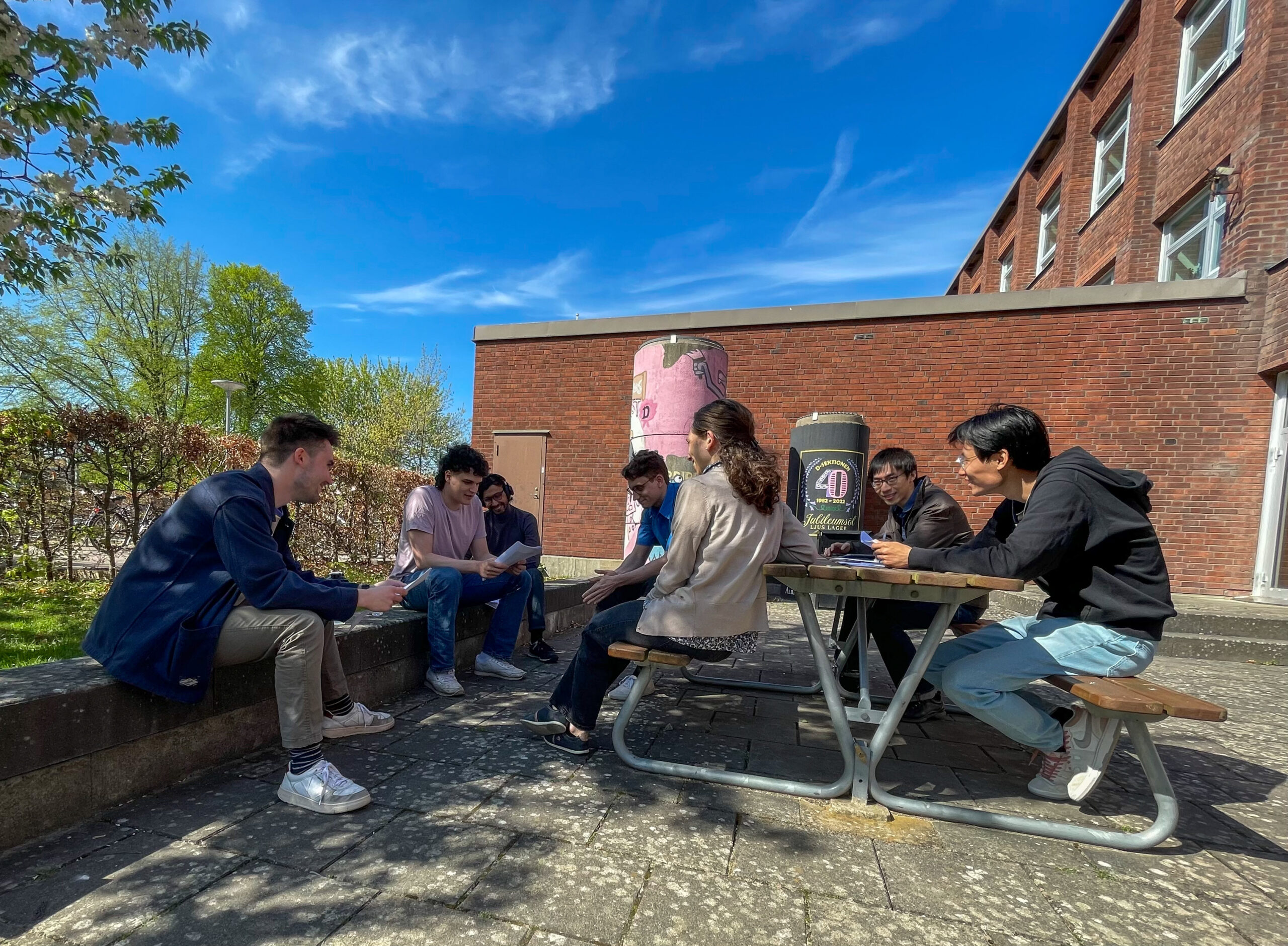 Susanna Rezende working with PhD students.