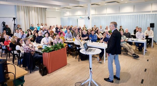 Researcher presenting in a seminar, view of the crowd